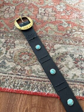 VINTAGE Leather Women's Belt with Turquoise Accents and Hammered Gold Buckle